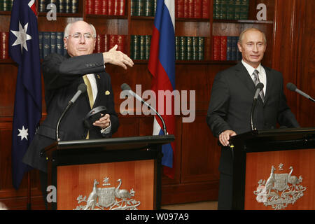 Australian Prime Minister John Howard (L) gestures during a joint news conference with Russian President Vladimir Putin in Sydney on September 7, 2007. Putin is in Australia for the the Asia-Pacific Economic Cooperation (APEC) summit. (UPI Photo/Anatoli Zhdanov) Stock Photo