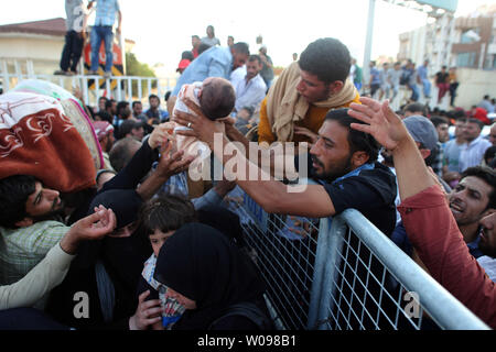 Syrians fleeing fighting between Turkish troops and Syrian Kurdish ...