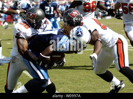 Tampa Bay Buccaneers' safety Kalvin Pearson, (39) tackles Tennessee Titans' wide receiver Chris Davis (17) as Buccaneers' linebacker Cato June (59) tackles from the side at Raymond James Stadium in Tampa, Florida on October 14, 2007. The Buccaneers beat the Titans 13-10. (UPI Photo/Cathy Kapulka). Stock Photo