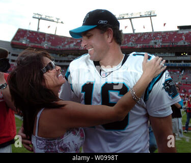 Carolina Panthers' quarterback Vinny Testaverde (16) is congratulated by his wife, Mitzi, after the Panthers beat the Tampa Bay Buccaneers 31-23 at Raymond James Stadium in Tampa, Florida on December 30, 2007. Testaverde, 44, is retiring after today's game. He holds the NFL record for throwing at least one touchdown pass in 21 straight seasons.     (UPI Photo/Cathy Kapulka) Stock Photo