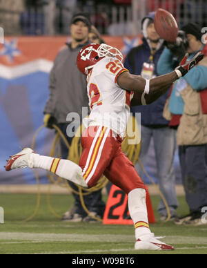 Kansas City Chiefs cornerback Dexter McCleon nearly intercepts an errant pass intended for Tennessee Titans wide receiver Derrick Mason during NFL Monday Night Football on Dec. 13, 2004  at The Coliseum in Nashville, Tenn.  Kansas City won 49-38.  (UPI Photo/Billy Suratt) Stock Photo