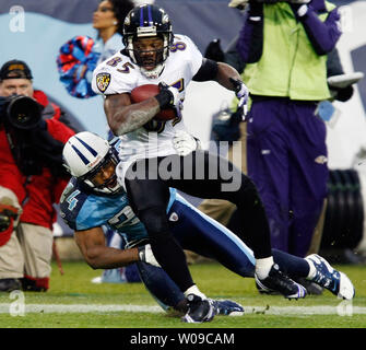 Tennessee Titans safety Chris Hope (24) tries to bring down Baltimore Ravens wide receiver Derrick Mason (85) as he catches a 48 yard touchdown pass during the AFC Divisional playoff game at LP Field in Nashville, Tennessee on January 10, 2009. (UPI Photo/Frederick Breedon IV) Stock Photo