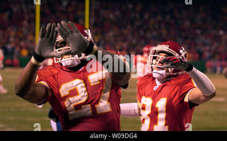 Kansas City Chiefs running back Larry Johnson (27) during an NFL football  game Sunday, Nov. 23, 2008, in Kansas City, Mo. (AP Photo/Ed Zurga Stock  Photo - Alamy