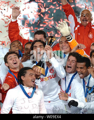 Fernandao (C, FW) of Brazil's SC International holds the