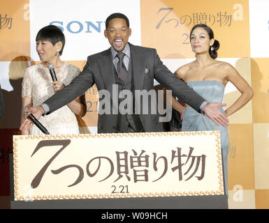 Japanese Jazz singer Akiko Wada (L) help eat chocolate to Actress