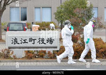 Member of Japan's Ground Self Defense Force decontaminate at the city office of Namie Machi,  8 kilometers from the Fukushima Dai-ichi nuclear power plant in Fukushima prefecture, Japan, on December 8, 2011. About 900 members of Japan's GSFD started a two-week decontamination operation.   UPI/Keizo Mori Stock Photo
