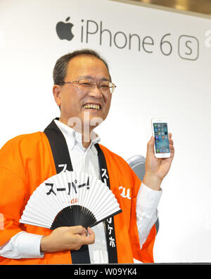 Koji Tanaka, President of KDDI Corporation shows off iPhone 6s during launch day of new iPhone 6s and iPhone 6s Plus at the KDDI's au Shinjuku store in Tokyo, Japan, on September 25, 2015.     Photo by Keizo Mori/UPI Stock Photo