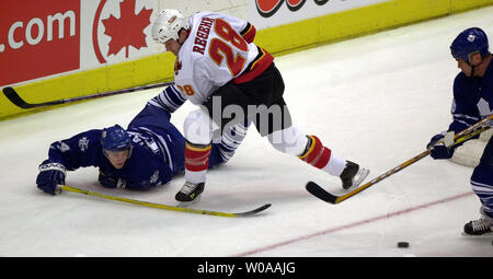 New York Rangers (6) Darius Kasparaitis chases Toronto Maple Leafs (28) Tie  Domi for the puck in the first period at Madison Square Garden in New York  City on March 18, 2006. (UPI Photo/John Angelillo Stock Photo - Alamy