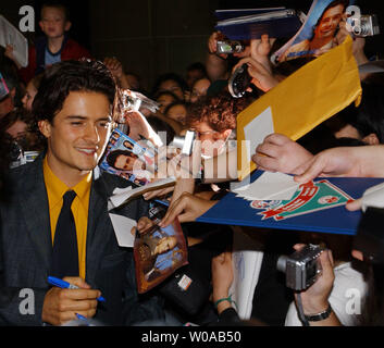 Orlando Bloom signs autographs for fans before the Toronto International Film Festival screening of 'Haven' at the Ryerson Theater September 11, 2004  in Toronto, Canada. Bloom drew the largest and most exuberant mob of fans at this year's Festival so far. (UPI Photo/Christine Chew) Stock Photo