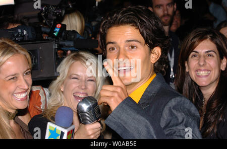 Orlando Bloom charms TV reporters on the red carpet before the Toronto International Film Festival screening of 'Haven' at the Ryerson Theater September 11, 2004  in Toronto, Canada. Bloom drew the largest and most exuberant mob of fans at this year's Festival so far. (UPI Photo/Christine Chew) Stock Photo