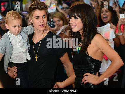 Justin Bieber Hits Hockey Rink with Brother Jaxon