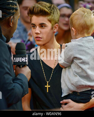 Justin Bieber Hits Hockey Rink with Brother Jaxon