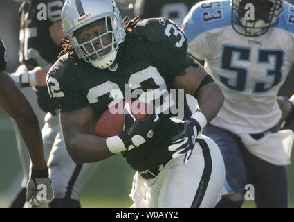 Oakland, California, USA. 14th Jan, 2001. Oakland Raiders vs. Baltimore  Ravens at Oakland Alameda County Coliseum Sunday, January 14, 2001. Ravens  Beat Raiders 19-3. AFC championship game. Oakland Raiders center Adam Treu (