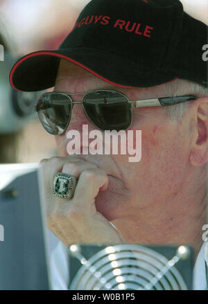 https://l450v.alamy.com/450v/w0b1p5/actor-paul-newman-with-pit-crew-watches-a-computer-screen-displaying-data-on-his-driver-champ-car-series-points-leader-frenchman-sebastien-bourdais-of-team-newman-haas-who-finished-in-third-position-for-tomorrows-championship-race-after-the-second-day-of-qualifying-at-vancouvers-concorde-pacific-place-july-24-2004-upi-photoheinz-ruckemann-w0b1p5.jpg