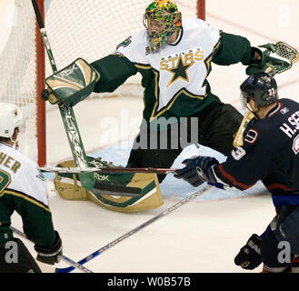 Dallas Stars goalie Mike Smith blocks a shot in the second period of a NHL  hockey game against the Los Angeles Kings, Friday, Nov. 24, 2006 in Dallas.  Dallas won 5-3. (AP