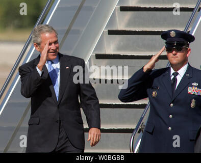 President George W. Bush arrives at TSTC Airport in Waco, Texas, returning from a day trip to Green Bay, Wisconsin on August 10, 2006. The President intends to spend the weekend at his ranch in Crawford, Texas. (UPI Photo/Ron Russek II) Stock Photo