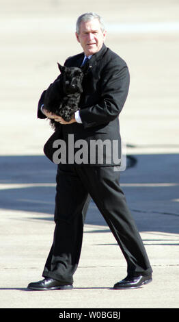 President George W. Bush arrives at the TSTC airport in Waco, Texas on December 26, 2006. The President accompanied by First Lady Laura Bush and her mother Jenna Welsh intend to spend the holiday's at his ranch in Crawford, Texas. (UPI Photo/Ron Russek II) Stock Photo