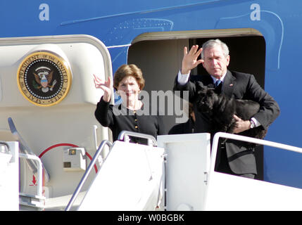 President George W. Bush arrives at the TSTC airport in Waco, Texas on December 26, 2006. The President accompanied by First Lady Laura Bush and her mother Jenna Welsh intend to spend the holiday's at his ranch in Crawford, Texas. (UPI Photo/Ron Russek II) Stock Photo