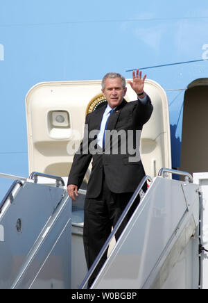 President George W. Bush arrives at TSTC airport in Waco, Texas aboard Air Force One on June 15, 2007 to spend the Fathers Day weekend at his ranch in Crawford, Texas. (UPI Photo/Ron Russek II) Stock Photo