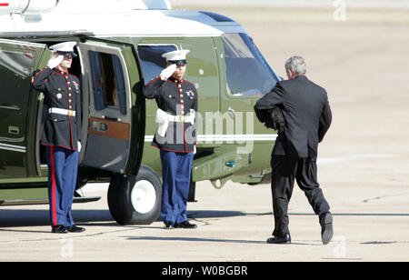 President George W. Bush arrives at the TSTC airport in Waco, Texas on December 26, 2006. The President accompanied by First Lady Laura Bush and her mother Jenna Welsh intend to spend the holiday's at his ranch in Crawford, Texas. (UPI Photo/Ron Russek II) Stock Photo