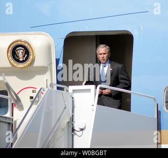 President George W. Bush arrives at TSTC airport in Waco, Texas aboard Air Force One on June 15, 2007 to spend the Fathers Day weekend at his ranch in Crawford, Texas. (UPI Photo/Ron Russek II) Stock Photo