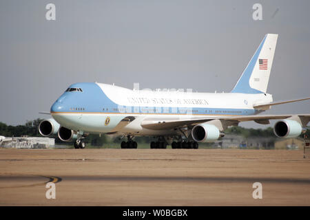 President George W. Bush arrives at TSTC airport in Waco, Texas aboard Air Force One on June 15, 2007 to spend the Fathers Day weekend at his ranch in Crawford, Texas. (UPI Photo/Ron Russek II) Stock Photo