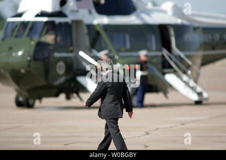 President George W. Bush arrives at TSTC airport in Waco, Texas aboard Air Force One on June 15, 2007 to spend the Fathers Day weekend at his ranch in Crawford, Texas. (UPI Photo/Ron Russek II) Stock Photo