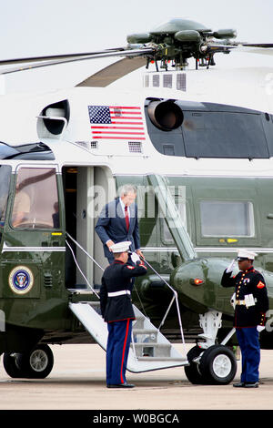 President George W. Bush arrives at TSTC airport in Waco, Texas aboard Marine One in preparation to depart for Canada for a two day summit with Canadian Prime Minister Stephen Harper and Mexican President Felipe Calderon, on August 20, 2007. (UPI Photo/Ron Russek II) Stock Photo