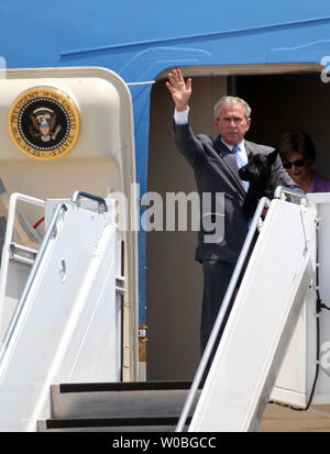 President George W. Bush arrives at TSTC airport in Waco, Texas aboard Air Force One on August 13, 2007. (UPI Photo/Ron Russek II) Stock Photo