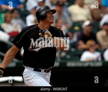 Florida Marlins first baseman Hee Seop Choi, of South Korea, warms up  during the first inning, Monday, June 28, 2004, at Turner Field in Atlanta.  (AP Photo/Gregory Smith Stock Photo - Alamy