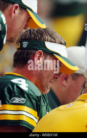 31 October 2004: Brett Favre laughs during warmups. The Green Bay Packers  defeated the Washington Redskins 28-14 October 31, 2004 at FedEx Field in  Landover MD. (Icon Sportswire via AP Images Stock Photo - Alamy