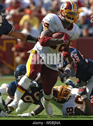 Clinton Portis of the Washington Redskins runs the football Stock Photo -  Alamy