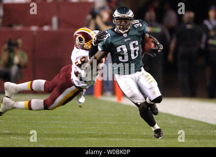 The Washington Redskins LaVar Arrington (56) comes in to make the tackle on  Kevan Barlow (32) of the San Francisco 49ers in the third quarter on  October 23, 2005 in a game