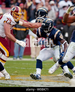 San Diego Chargers' LaDainian Tomlison (21) rushes past Oakland Raiders ...