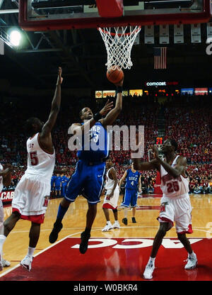 Duke center Mark Williams (15) is pressured by Campbell forward Jesus ...