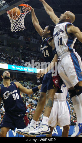 Donyell Marshall (24) of the Cleveland Cavaliers dunks the ball in the second half against Michael Ruffin (51) of the Washington Wizards in the third playoff game of the first round of the NBA Playoffs on April 28, 2006 at the Verizon Center in Washington, D.C.  The Cavaliers defeated the Wizards 97-96.(UPI Photo/Mark Goldman) Stock Photo