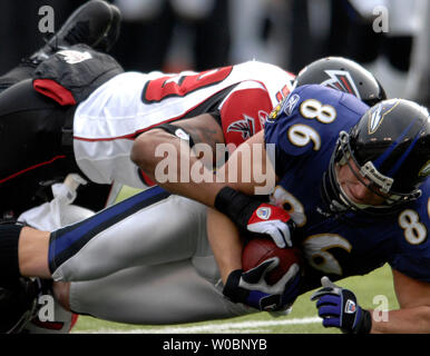 Tight end Steve Heiden of the Cleveland Browns scores a 21-yard