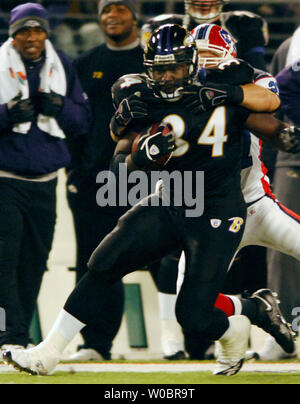 The Baltimore Ravens running back Ovie Mughelli (34) catches a twelve-yard pass for a first down in the fourth quarter against the Buffalo Bills cornerback Nate Clements (22) on December 31, 2006 at M&T Bank Stadium in Baltimore, Maryland. The Ravens defeated the Bills 19-7.  (UPI Photo/ Mark Goldman) Stock Photo