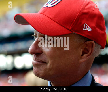 Washington Nationals owner Mark Lerner, left, greet players Ryan ...