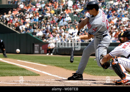 Cleveland Indians center fielder Grady Sizemore makes a diving