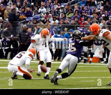 Cleveland Browns kicker Phil Dawson swings his daughter Sophiann Dawson  during NFL football training camp, Wednesday, Aug. 1, 2012, in Berea, Ohio.  (AP Photo/David Richard Stock Photo - Alamy