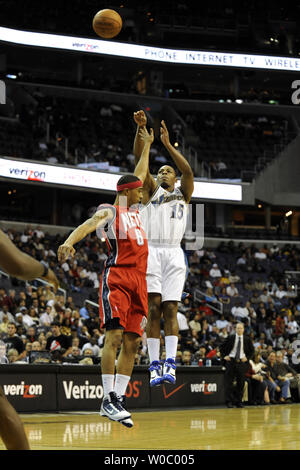 Washington Wizards guard Randy Foye (15) is guarded by Los Angeles ...