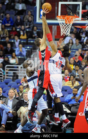 Washington Wizards Center Jonas Valanciunas (17) Shoots A Lay Up As 