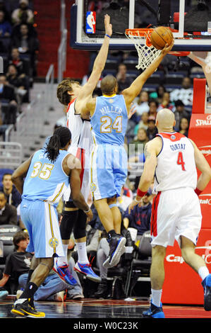 Washington Wizards' Andre Miller (24) drives around San Antonio Spurs ...