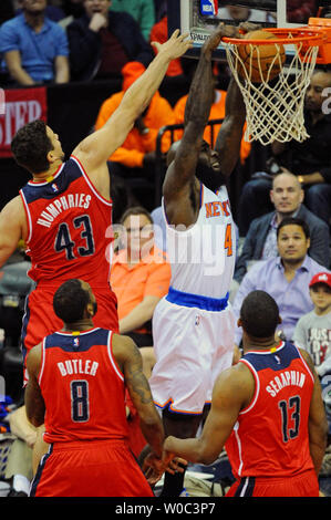 Washington Wizards forward Kris Humphries (43) shoots a free throw in ...