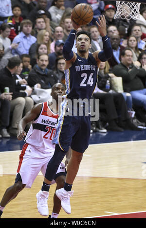 Washington Wizards guard Jodie Meeks (20) points next to Los Angeles ...