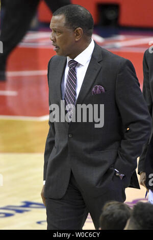 New Orleans Pelicans head coach Willie Green signals to his players in ...