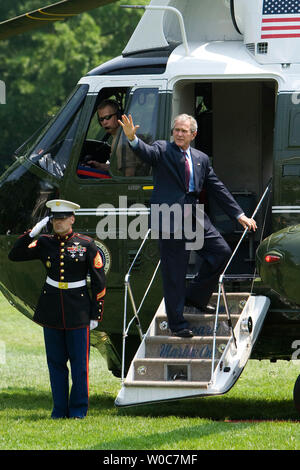 U.S. President George W. Bush waves as he departs from the South Lawn of the White House aboard Marine One in Washington on June 6, 2008. President Bush is going to Camp David for the weekend. (UPI Photo/Patrick D. McDermott) Stock Photo