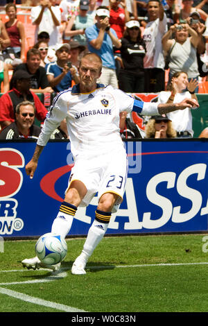 Los Angeles Galaxy's David Beckham takes a corner kick from the left byline during the 90th minute against DC United at RFK Stadium in Washington on June 29, 2008. D.C. United defeated the LA Galaxy 4-1. (UPI Photo/Patrick D. McDermott) Stock Photo