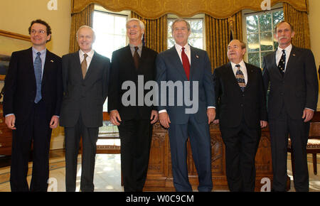 President George W. Bush, right center, poses for a photo op with 2003 Nobel Prize winners in the Oval Office of the White House on November 17, 2003. From left to right are Roderick MacKinnon (winner in Chemistry), Anthony Leggett (Physics), Robert F. Engle (Economic Sciences), President Bush, Alexei A. Abrikosov (Physics),  and Peter Agre (Chemistry).      (UPI Photo/Roger L. Wollenberg) Stock Photo